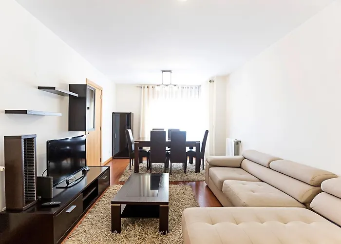 2Br Flat By Metro W/ Free Parking By Lovelystay