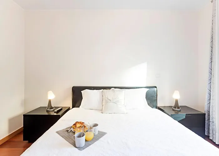 2Br Flat By Metro W/ Free Parking By Lovelystay