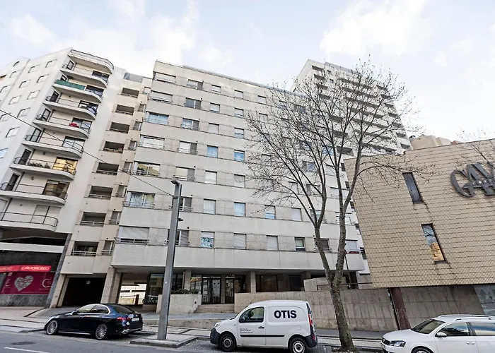 2Br Flat By Metro W/ Free Parking By Lovelystay