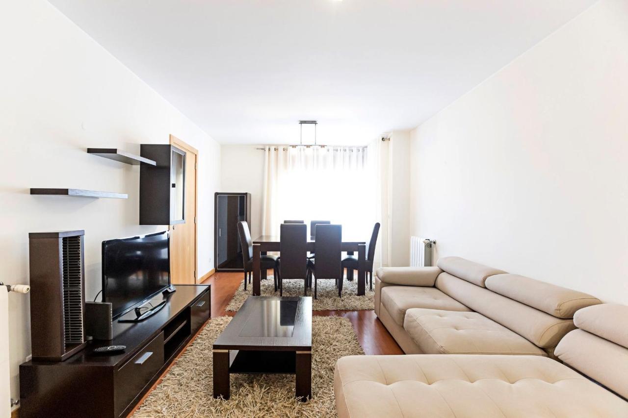 2br Flat By Metro W/ Free Parking By Lovelystay *